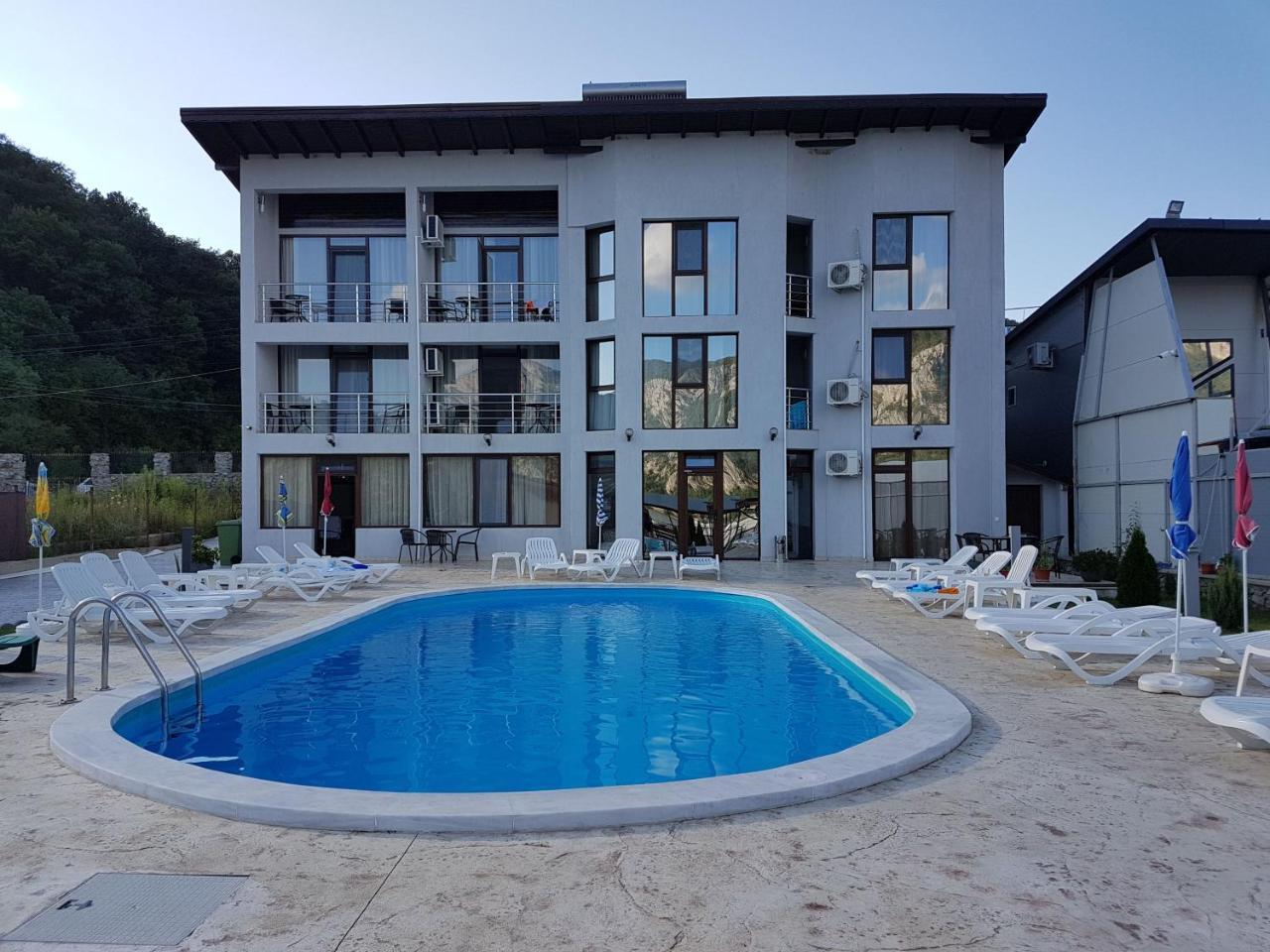 Vila Hercules Dubova Exteriör bild